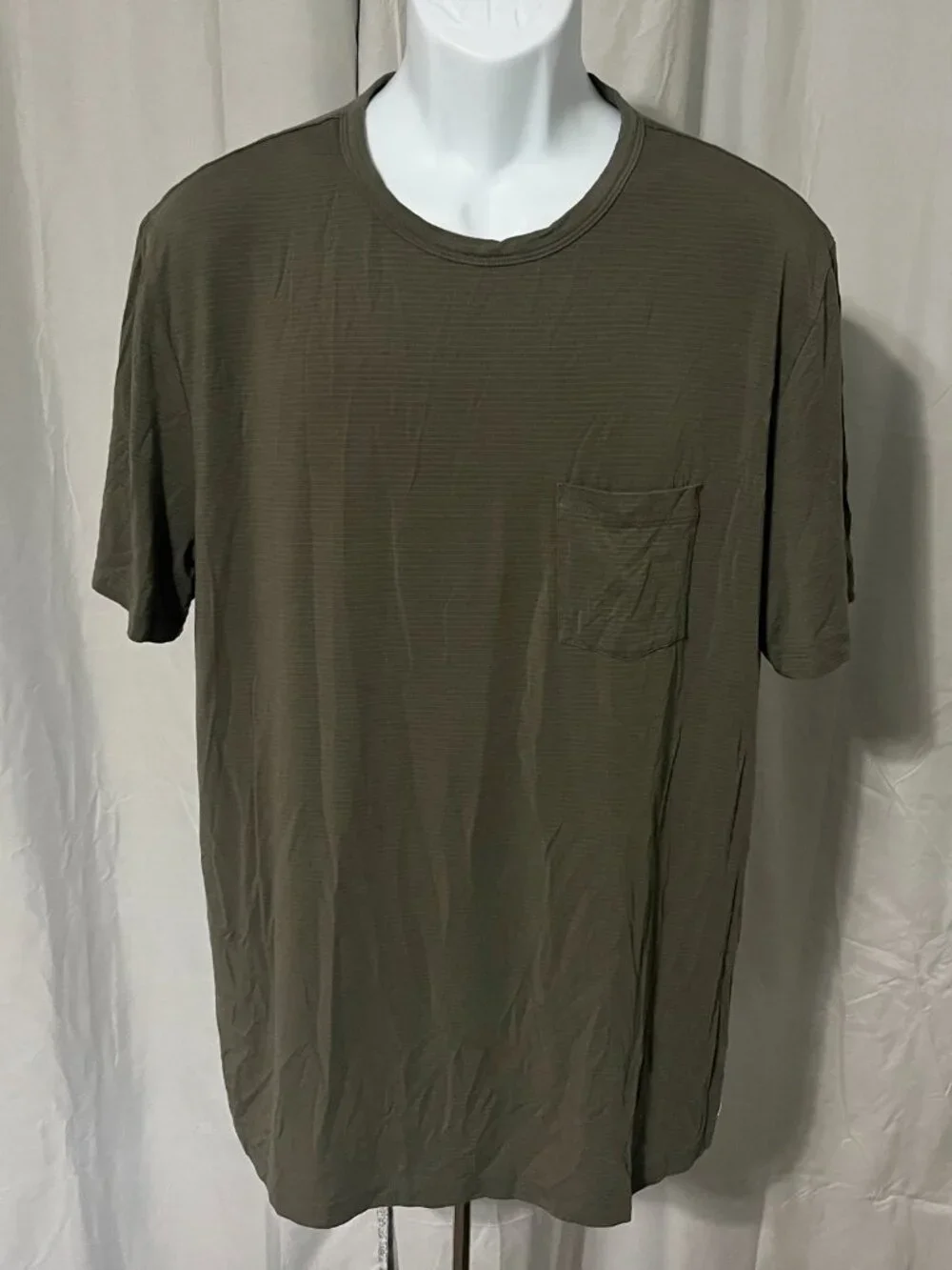 💪 Vuori Men's Green Striped Short Sleeve Stretch Athletic T-Shirt Large L EUC - Picture 2 of 5